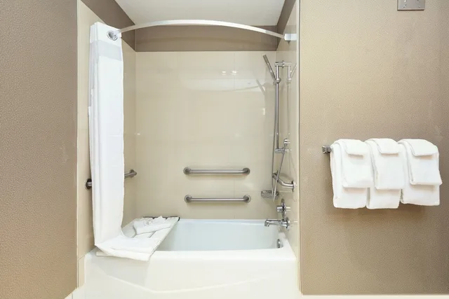 غرفة بريميوم بسرير كينج لذوي الإعاقة، Holiday Inn Hotel And Suites 3/4