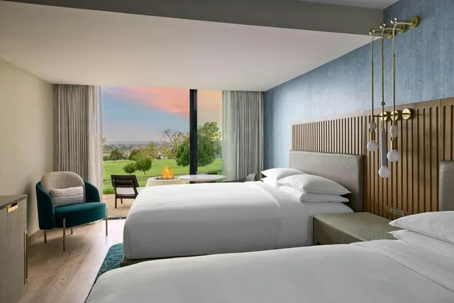 Guest Room, 2 Queen Beds, Golf Course View, Terrace, Ground Floor، VEA Newport Beach, A Marriott Resort & Spa 1/2