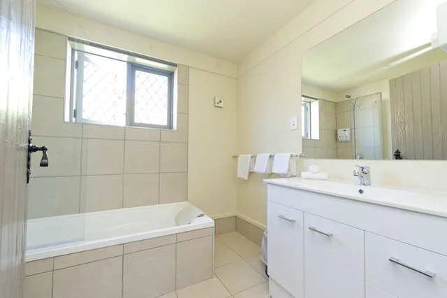2 Bedrooms, Exclusive, Apartment, 2 Queen and Twin Beds, 2 Bathrooms، Camelot Motor Lodge 4/4