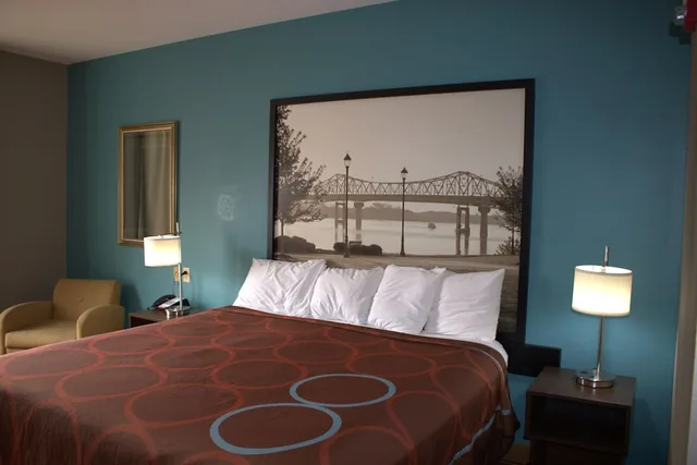 غرفة قياسية بسرير كينج للمدخنين، Super 8 by Wyndham Rainsville 2/5
