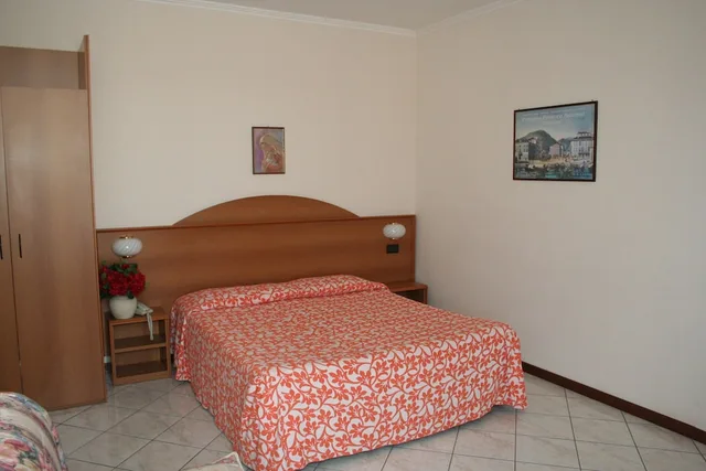 غرفة قياسية رباعية بسرير مزدوج وسريرين منفصلين، Hotel Ristorante Fiorentino 1/2