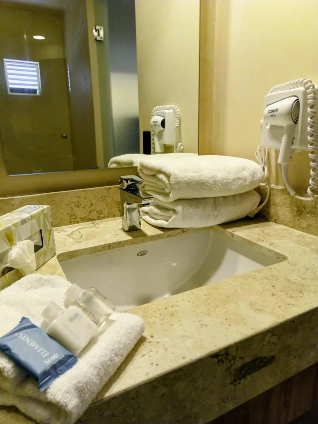 جناح ديلوكس بسرير كينج مع أريكة، Calypso Cancun Hotel 3/3