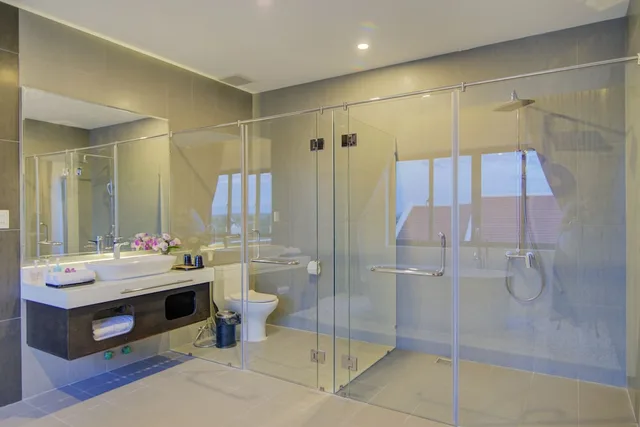 غرفة عائلية بسريرين كينج بإطلالة على المسبح بشرفة، White Lotus Hotel Hoian 3/3