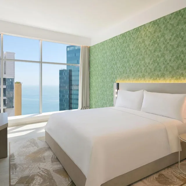 شقة كبيرة بسرير كينج وسرير كوين بغرفتي نوم بإطلالة جزئية على البحر، Element West Bay Doha 1/6