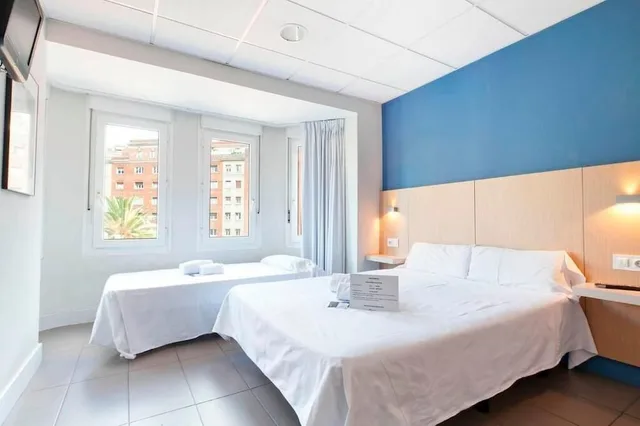 غرفة ثلاثية بسرير مزدوج وسرير فردي، Hostal DingDong Putxet 1/5