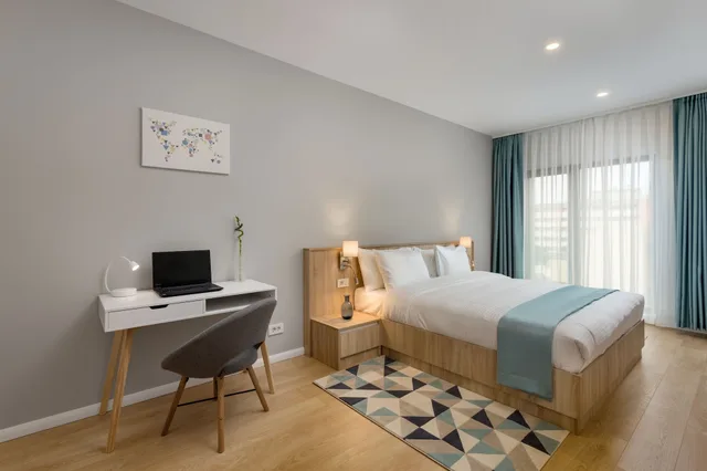 غرفة قياسية بسرير كينج بشرفة، Athina Suites Hotel 4/7