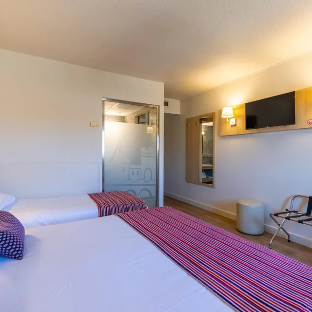 غرفة ثلاثية، INTERHOTEL ESPACE CITE 8/10