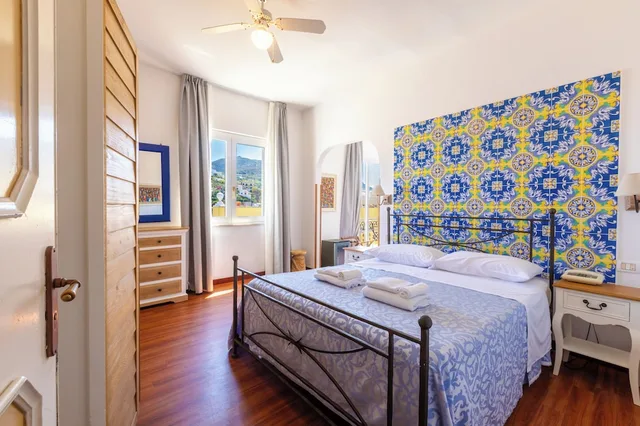 غرفة عائلية بسرير مزدوج وسريرين منفصلين بإطلالة على البحر، Hotel Torre Dei Borboni 4/8