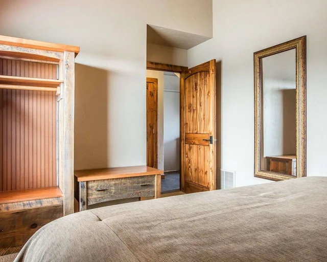جناح بسرير كينج وسريرين منفصلين بإطلالة على النهر مع أريكة، Yellowstone Valley Lodge Ascend Hotel Collection 3/8