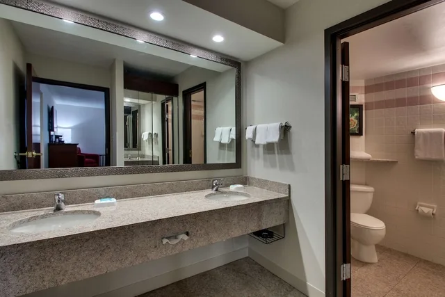 جناح بسرير كينج بغرفتين مع أريكة في طابق مرتفع، Drury Inn and Suites Evansville East 2/2