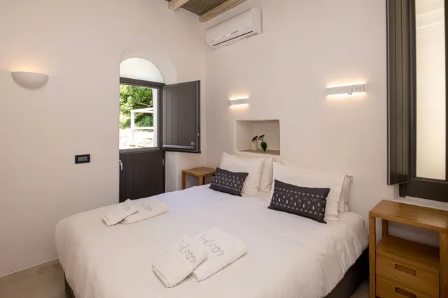 2 Bedrooms, Mini, Luxury, Suite, 2 Queen Beds, Sofa, Jetted Tub، Living Theros Luxury Suites 1/3