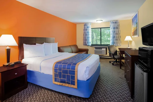 غرفة بسرير كوين، Days Inn & Suites by Wyndham Stevens Point 2/3