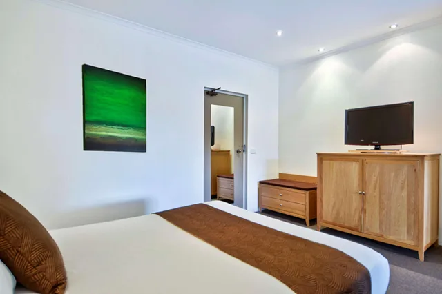 Room, King Bed, Best Western Geelong Motor Inn and Serviced Apartments 3/4