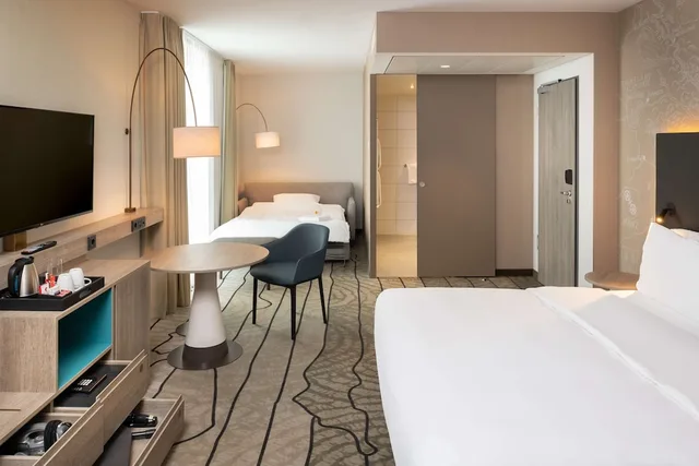 غرفة بسرير كينج مع أريكة، Hyatt Place Frankfurt Airport 5/6