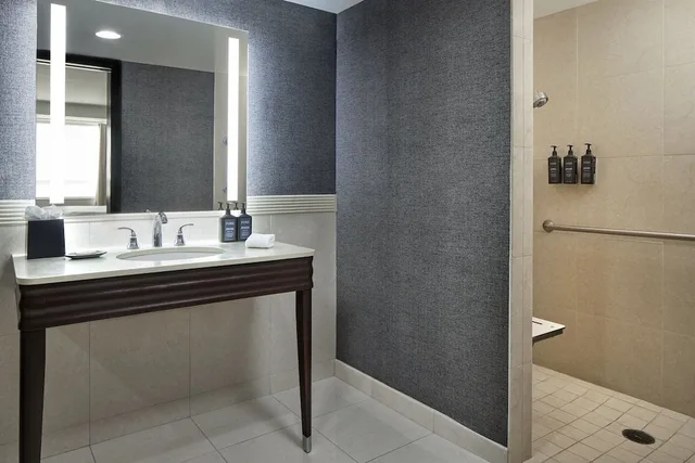 غرفة بسريرين كوين بإطلالة على الفناء، Sheraton Valley Forge King of Prussia 8/8
