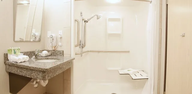 جناح بسرير كينج لذوي الإعاقة، Holiday Inn Express Fort St John 2/3