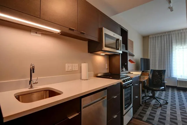 جناح بسرير كوين بغرفتي نوم مع أريكة، TownePlace Suites by Marriott Jacksonville East 2/2