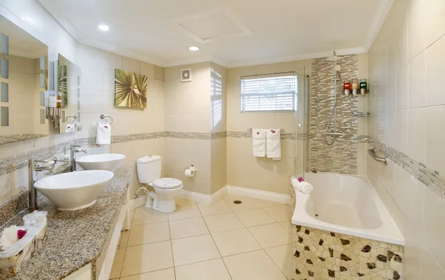 1 Bedroom, Suite, 2 Queen Beds, Beach Front, Sofa، Bay Gardens Beach Resort and Spa 4/4