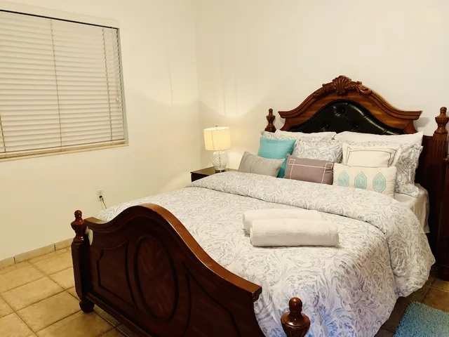 Room, Queen Bed, Sofa, Blue House [Vr] 4/10
