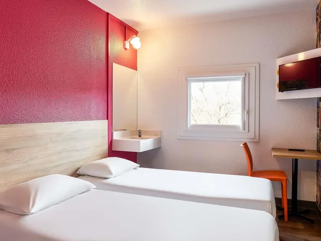 Car, Double Bed, Side View، F1 Hotel Bordeaux Ville 2/7