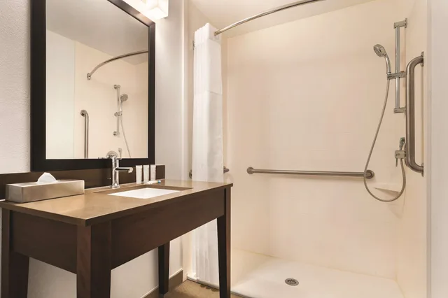 غرفة بسريرين كوين لذوي الإعاقة، Country Inn & Suites by Radisson, Savannah Midtown, GA 3/3