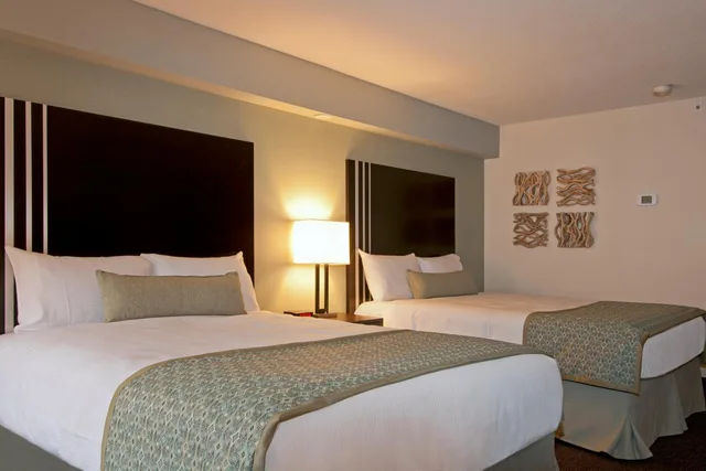 Coast, 2 Queen Beds, Kitchenette، Coast Kamloops Hotel And Conference Centre 2/6