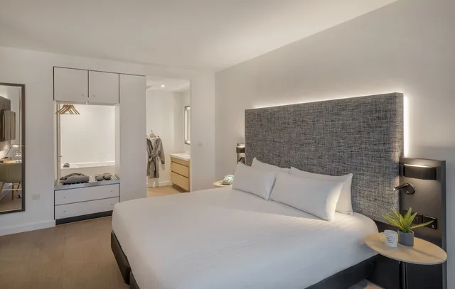 Town House, King Bed, Sofa، Innside by Melia Liverpool 1/4