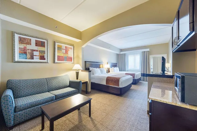جناح بسرير كوين بإطلالة جزئية على البحر، Comfort Suites Beachside 7/10