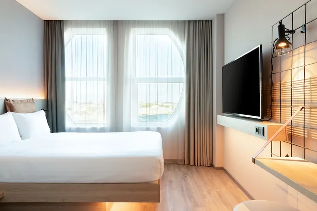 غرفة بسرير كوين بإطلالة على المدينة، Moxy The Hague 1/2