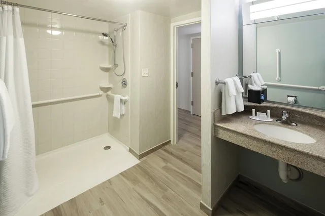 Deluxe, King Bed, Ocean Front, Sofa, Balcony, Accessible، Courtyard Virginia Beach Oceanfront North 37th Street 2/3