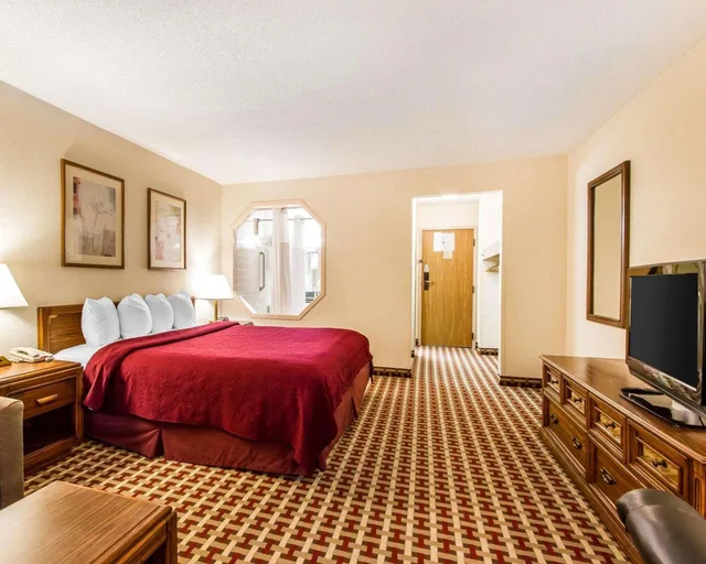 جناح بسرير كينج بغرفة نوم واحدة بحوض جاكوزي، Quality Inn Suites Marion 3/5