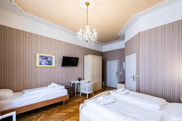 غرفة كومفورت ثلاثية بسرير كوين وسرير فردي، Hotel Pension Baronesse 5/6