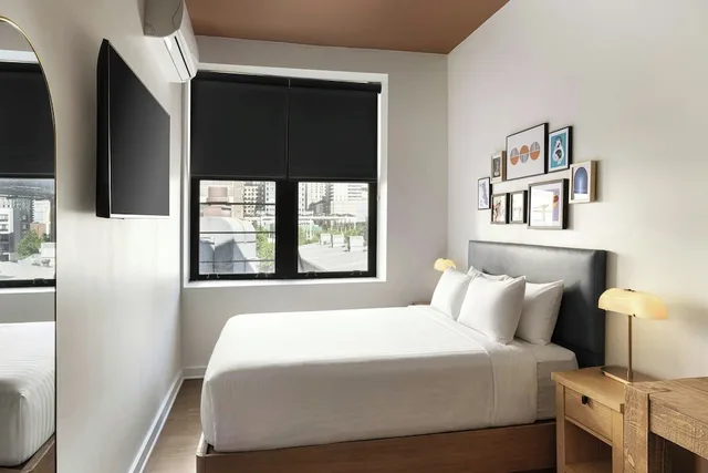 غرفة بسرير كوين بإطلالة على المدينة، Found Hotel Chicago River North 3/8