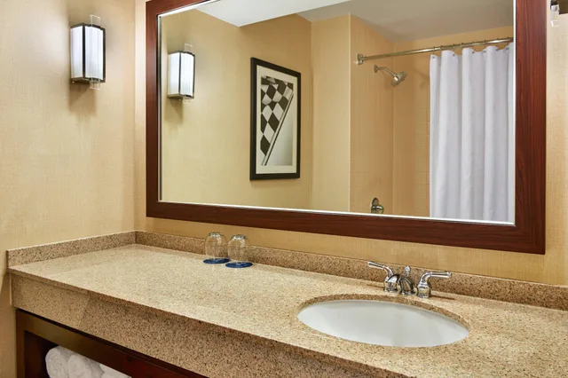 غرفة تنفيذية بسرير كينج مع أريكة، Sheraton Indianapolis Hotel at Keystone Crossing 7/8