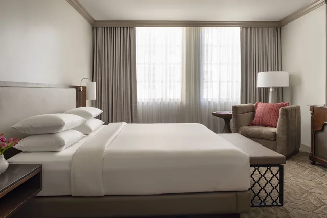 غرفة بسرير كينج مع أريكة، Hyatt Regency Coral Gables 1/4