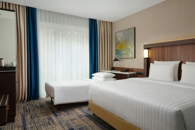 غرفة بسرير كينج، Courtyard by Marriott Tashkent 1/6