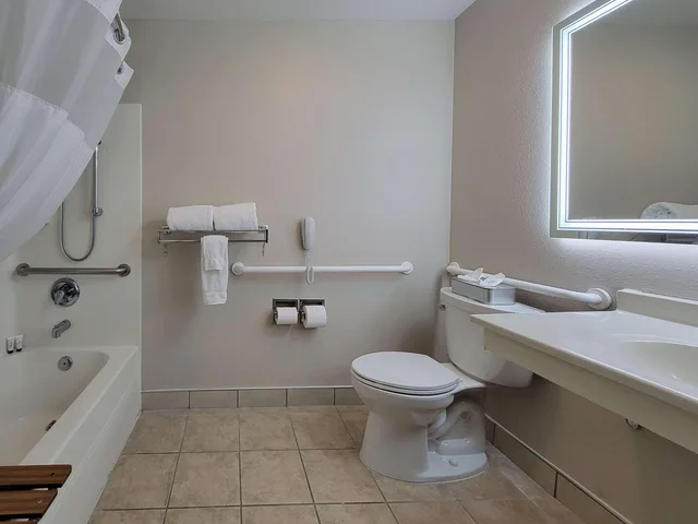 غرفة بسرير مزدوج لذوي الإعاقة، Quality Inn Port Orchard, WA 4/7