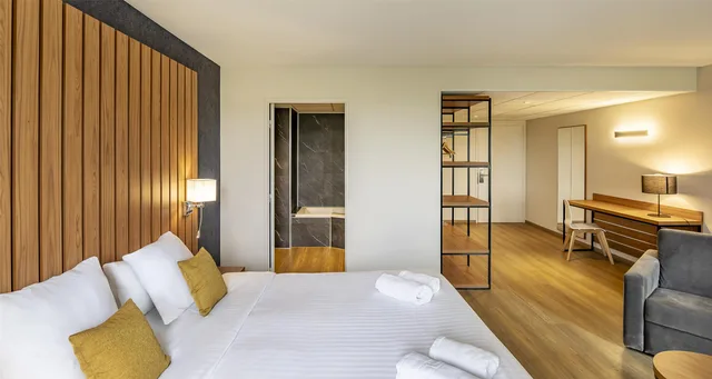 Junior Suite, Queen Bed, Bay View, Sofa، Best Western Cote des Sables Plouescat 1/6