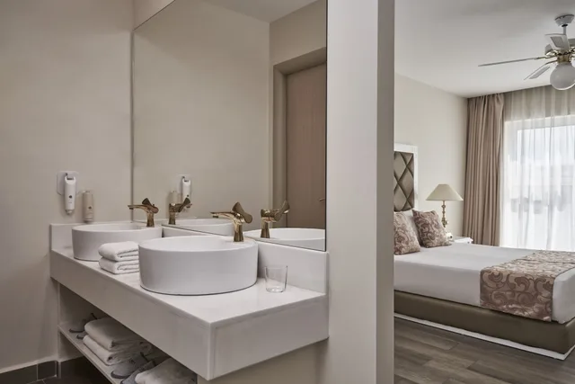 جناح جونيور بسرير كوين بإطلالة على المسبح، Sandy Villas Resort 6/6