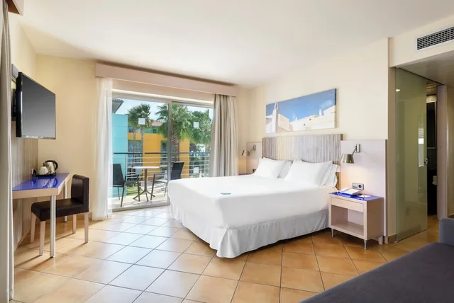 غرفة عائلية بسرير مزدوج وسريرين منفصلين بشرفة، Occidental Menorca 4/7