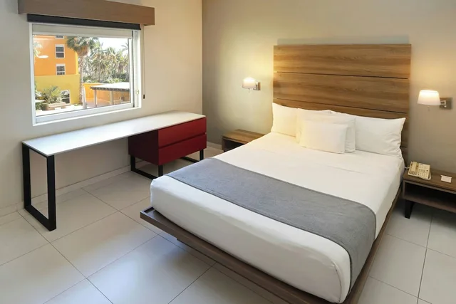 جناح بسرير كوين مع أريكة، City Express Plus by Marriott Cabo San Lucas 1/4
