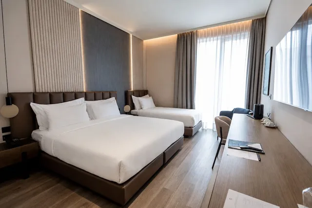 غرفة ديلوكس ثلاثية بسرير كينج وسرير فردي بشرفة، Grand Duka Hotel & Spa 4/10