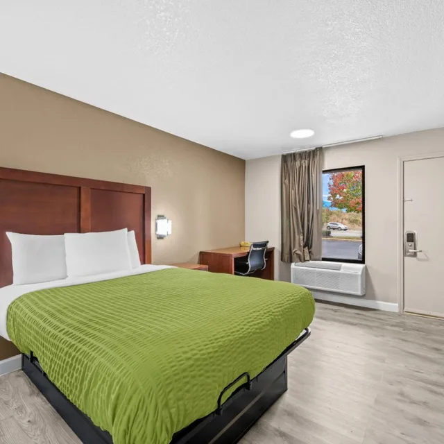 Room, Queen Bed, Exterior Entrance, Econo Lodge Kannapolis - Concord 5/10
