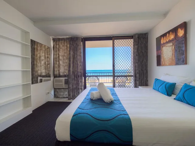 غرفة بسرير كوين وسرير فردي بإطلالة على البحر، BAYVIEW TOWER 4/10