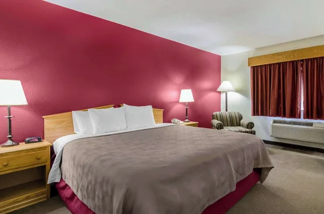 غرفة قياسية بسرير كينج، Rodeway Inn Hesston, KS 6/9
