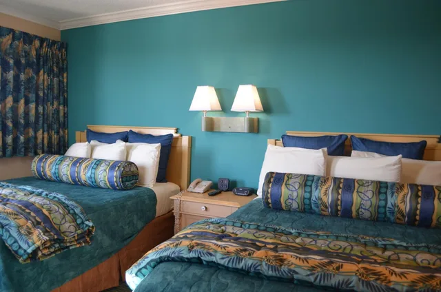 جناح بسريرين كوين بإطلالة على البحر بغرفة نوم واحدة مع أريكة، Sun Viking Lodge 1/2