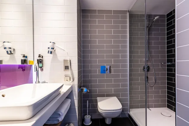 غرفة قياسية بسريرين منفصلين، Premier Inn Cologne City South Hotel 2/2