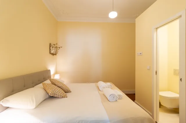 Economy, Queen Bed, No Window، 1898 Home and Suites 2/3