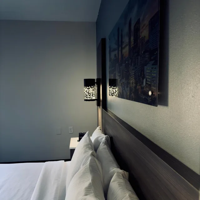 غرفة بسرير كينج بحوض استحمام لذوي الإعاقة، La Quinta Inn & Suites by Wyndham Atlanta Roswell 5/9