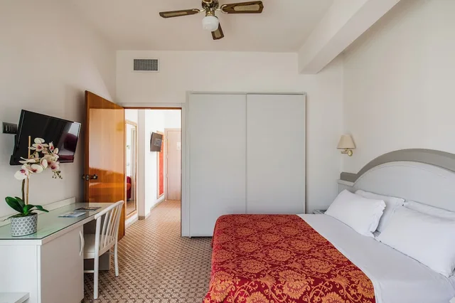 غرفة ثلاثية بسرير كوين وسرير فردي بشرفة، Hotel Caravelle 5/9